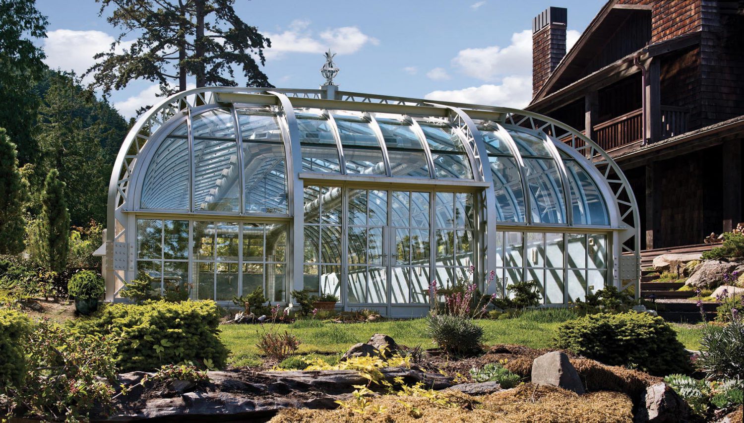 Фасад стационарного стеклянного павильона над бассейном в стиле английской усадьбы в Ишиме