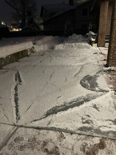 Внутренний двор с оборудованием для бассейна и заснеженной плиткой ночью